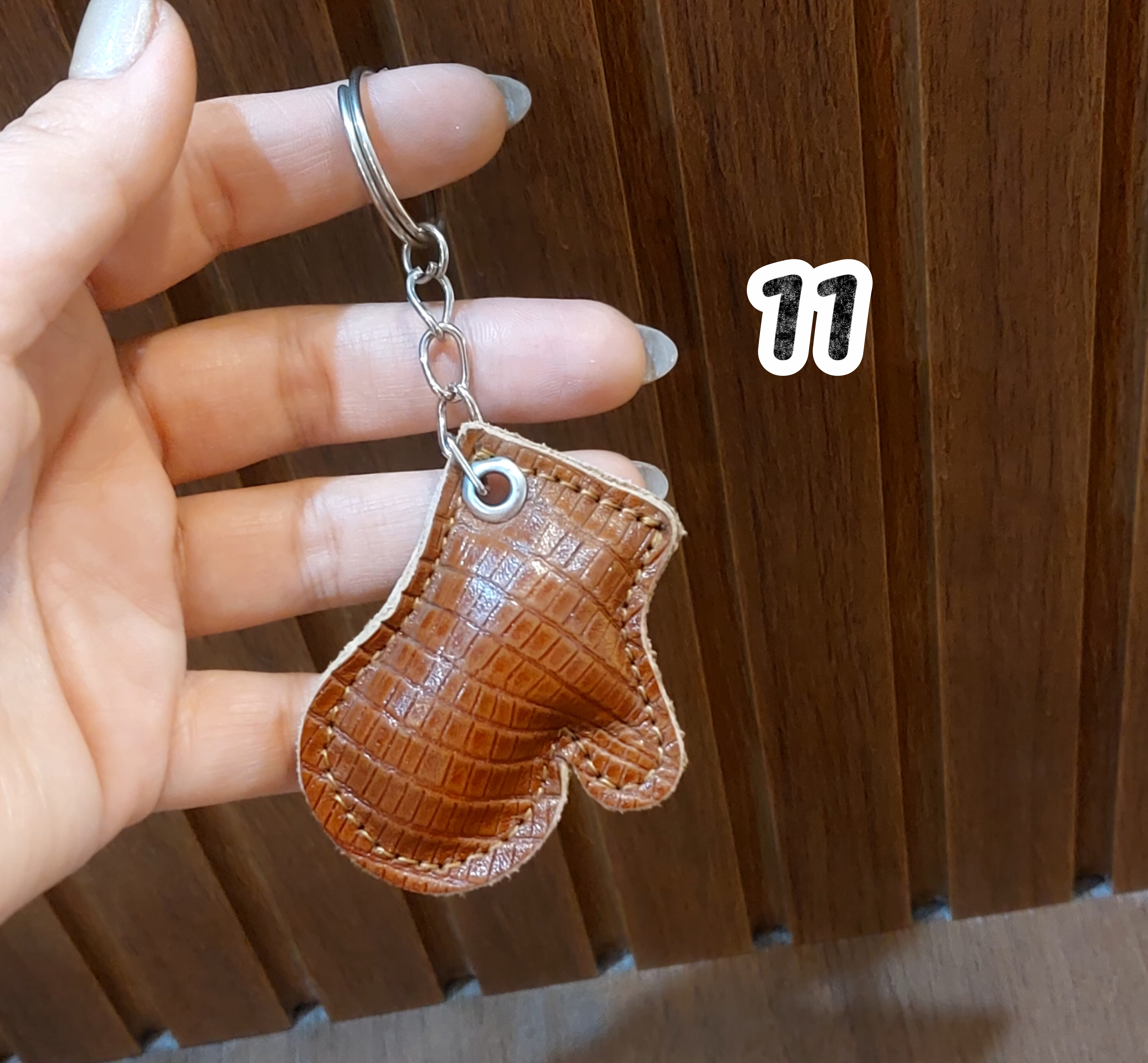 چارم بگ جنس چرم مدل دستکش جاسوئیچی